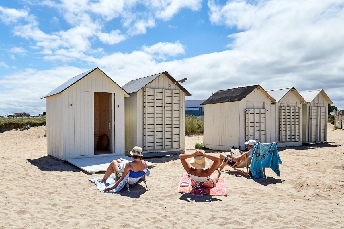 Détente en bord de mer à Ouistreham en Normandie