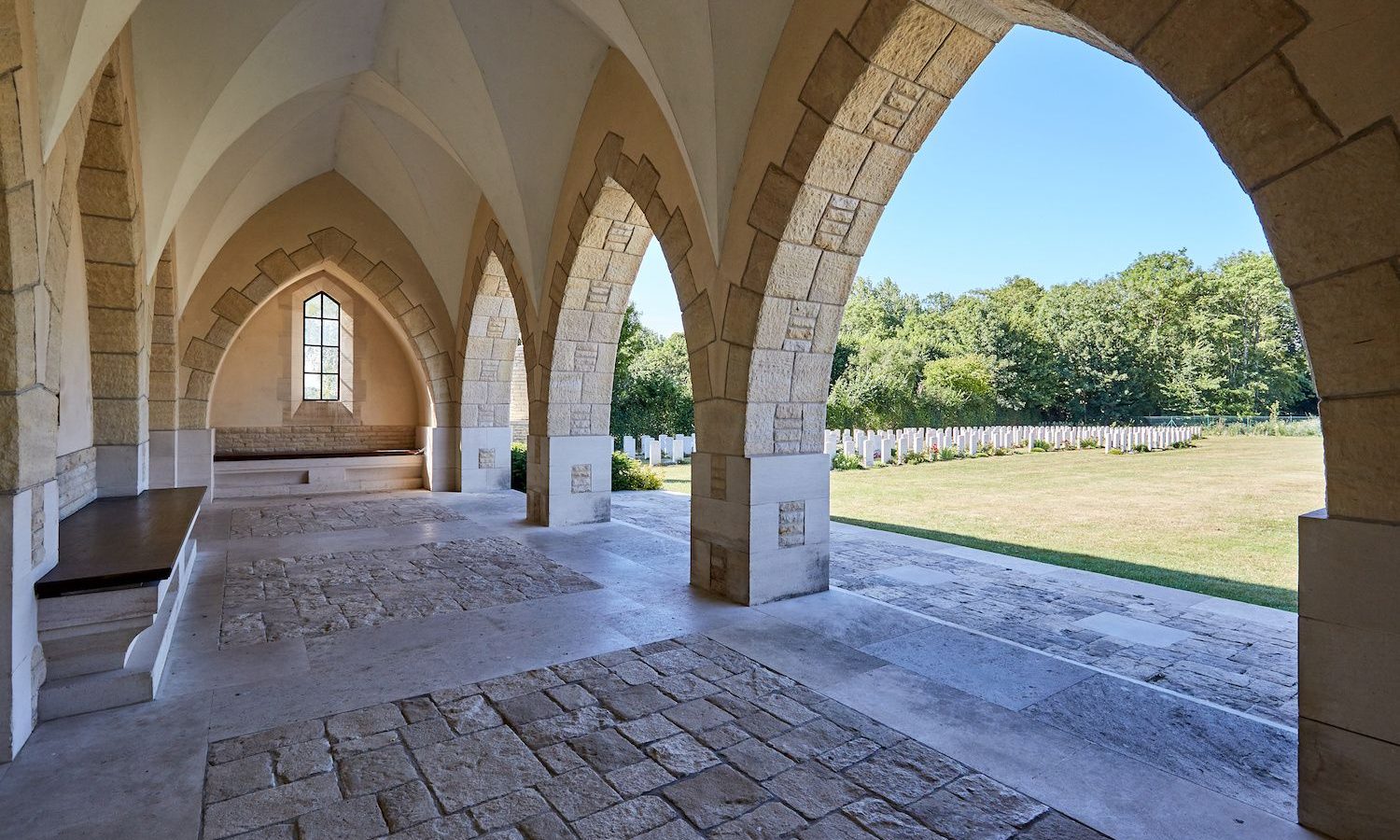 Bezoek aan de Britse militaire begraafplaatsen van de Landing