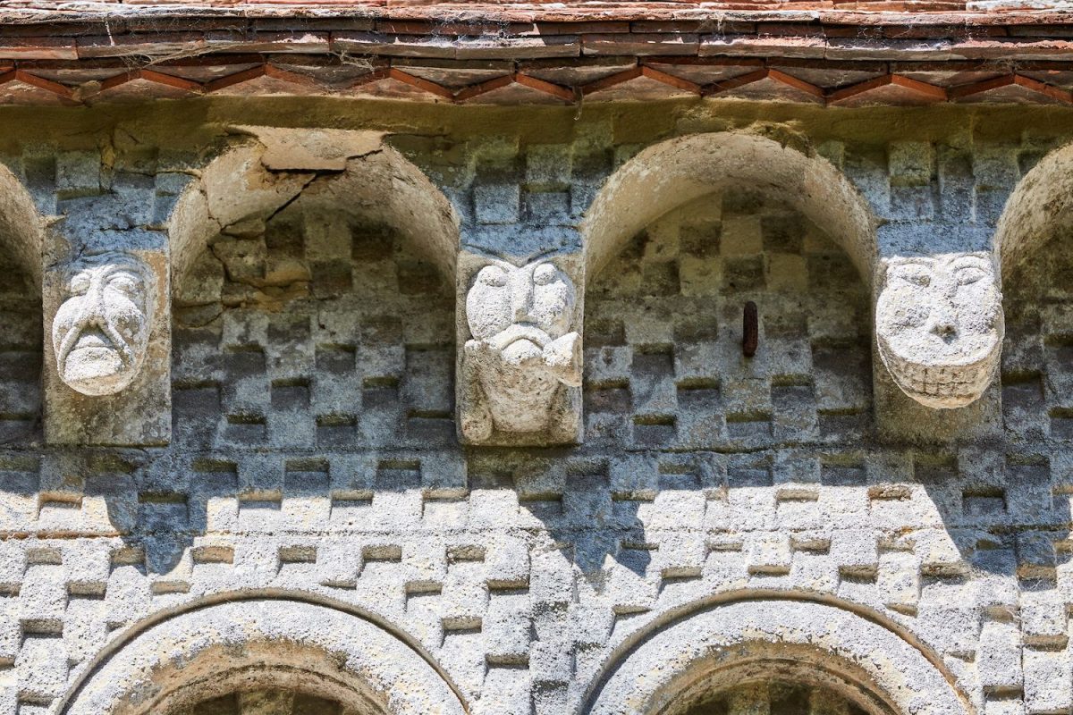Sculptures sur l'église St Pierre à Thaon