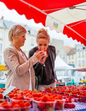 Inkopen doen op de Saint-Sauveur markt in Caen