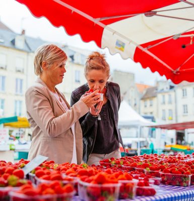Inkopen doen op de Saint-Sauveur markt in Caen