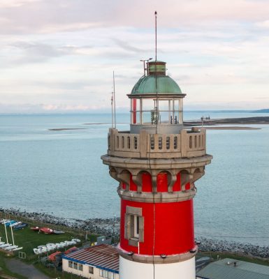 Beklim de 171 treden van de vuurtoren van Ouistreham Riva-Bella