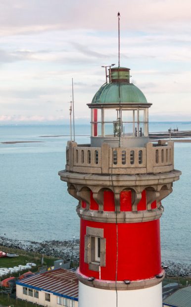 Beklim de 171 treden van de vuurtoren van Ouistreham Riva-Bella