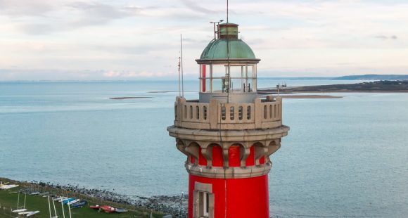 Beklim de 171 treden van de vuurtoren van Ouistreham Riva-Bella