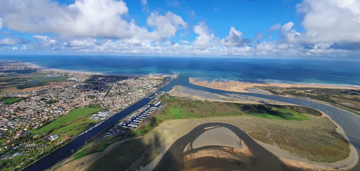 Vlucht boven Sword Beach in een helikopter.