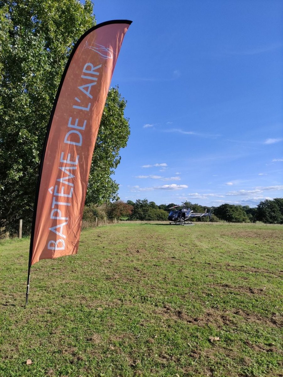 Vlucht boven Sword Beach in een helikopter.