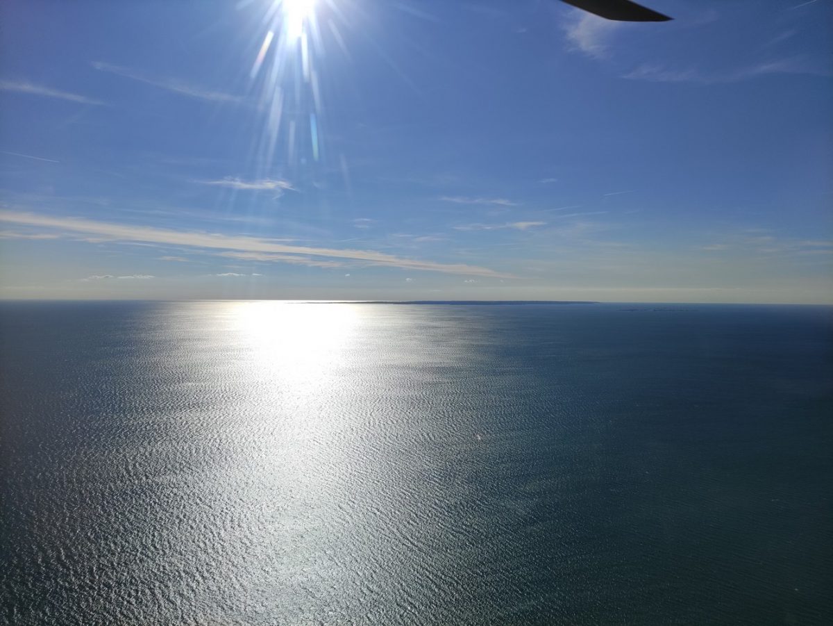 Vlucht boven Sword Beach in een helikopter.