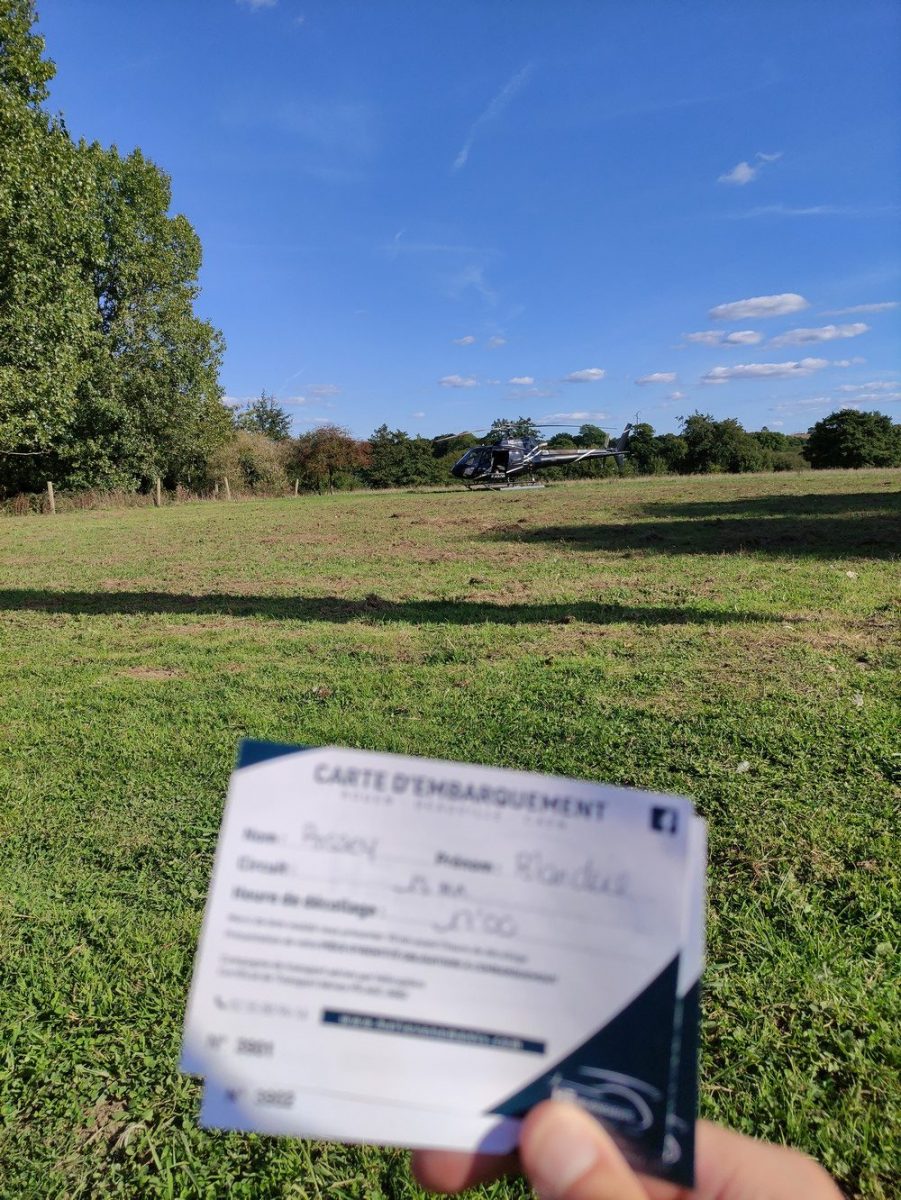 Vlucht boven Sword Beach in een helikopter.