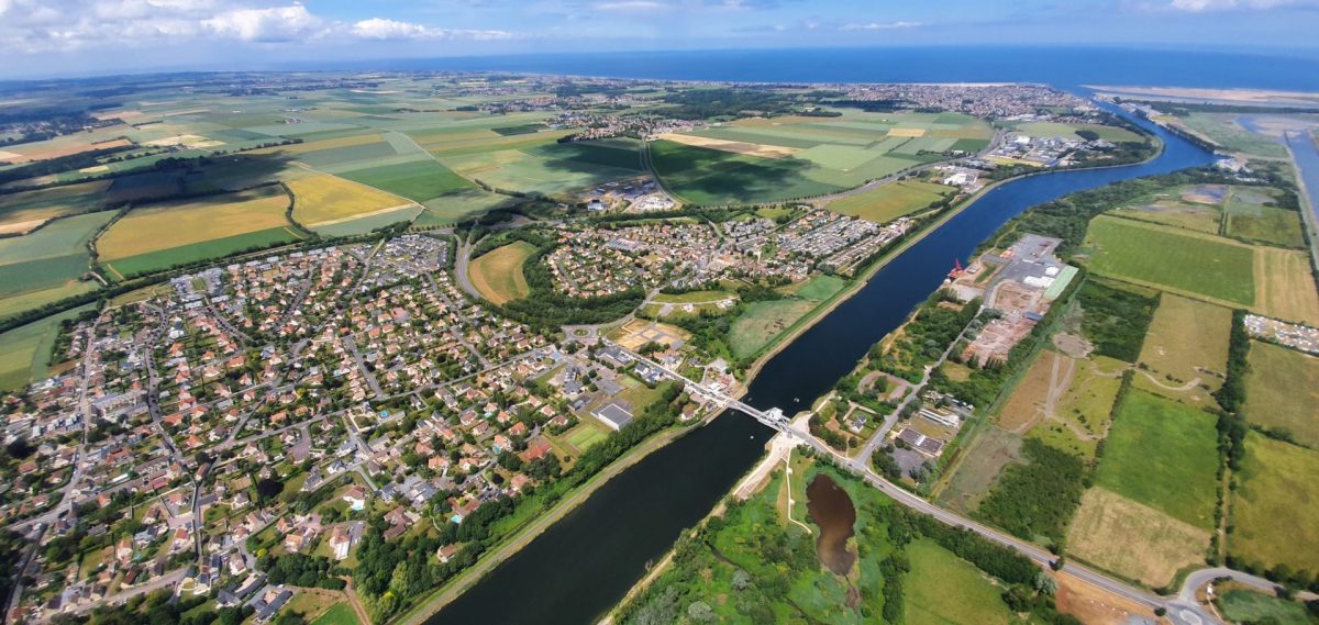 Vlucht met een helikopter over Pegasus Bridge.