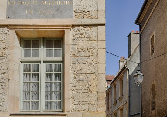 12 nov Caen poètes -Caen__place_Malherbe__Maison_natale_de_Malherbe-Caen_la_mer_Tourisme___Pauline___Mehdi_-_Photographie-1500px
