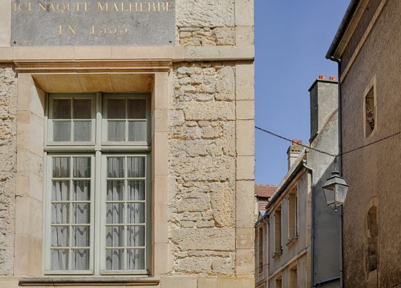 12 nov Caen poètes -Caen__place_Malherbe__Maison_natale_de_Malherbe-Caen_la_mer_Tourisme___Pauline___Mehdi_-_Photographie-1500px