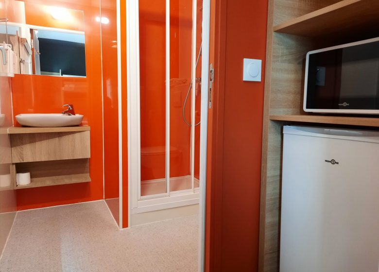 Salle d'eau d'une chambre triple à l'Hôtel Kyriad Direct Caen Mémorial en Normandie