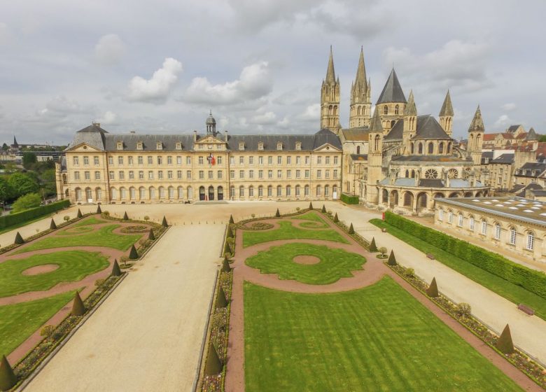 283920-Photo_aerienne_de_l_hotel_de_ville_et_de_l_abbaye_aux_Hommes-Arnaud_POIRIER___ARPANUM