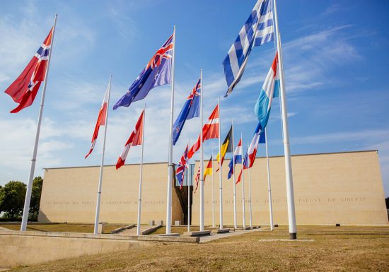 295468-Facade_du_Memorial_de_Caen-Caen_la_mer_Tourisme___Les_Conteurs_(Droits_reserves_OTC)-1200px