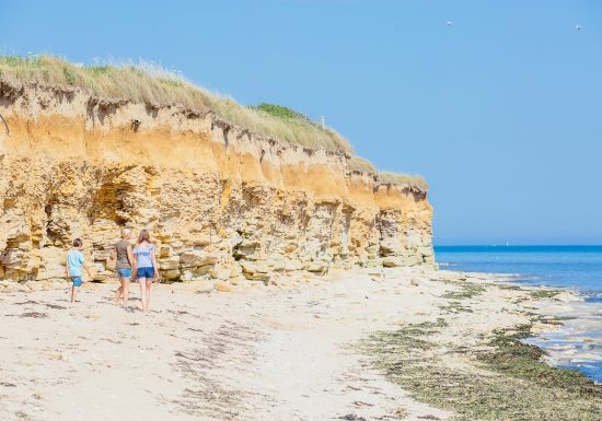 298408-La_falaise_des_Confessionnaux-Caen_la_mer_Tourisme___Les_Conteurs_(Droits_reserves_Office_de_Tourisme___des_Congres)