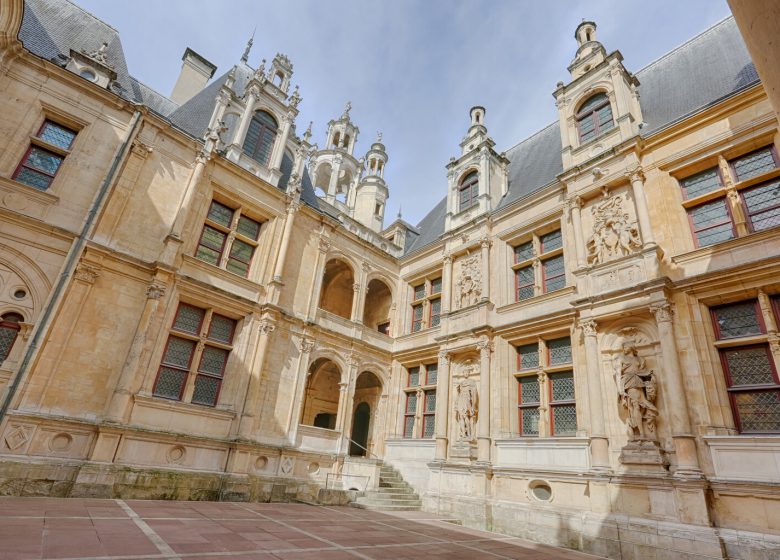 46443-Caen__cour_interieure_de_l_Hotel_d_Escoville-Caen_la_mer_Tourisme___Pauline___Mehdi_-_Photographie-1500px