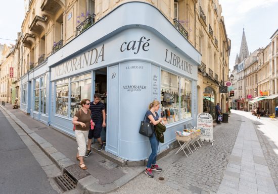 46470-Caen__vitrine_de_la_librairie_Memoranda-Caen_la_mer_Tourisme___Pauline___Mehdi_-_Photographie-1500px