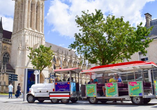 510682-Petit_train_dans_le_centre_historique_de_Caen-Caen_la_mer_Tourisme___Alix_JONET-1200px