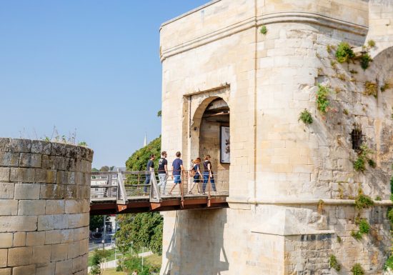 522824-Chateau_de_Caen__porte_Saint-Pierre-Caen_la_mer_Tourisme___Les_Conteurs_(Droits_reserves_OTC)-1200px