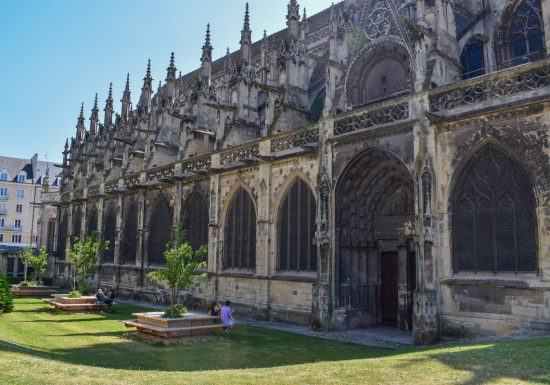 531337-Tables_de_pique-nique_devant_l_eglise_Saint-Pierre_a_Caen-Caen_la_mer_Tourisme___Alix_JONET-1200px