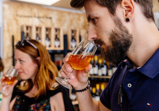 551419-Degustation_de_produits_locaux_chez_les_Cidrologues-Caen_la_mer_Tourisme___Les_Conteurs_(Droits_reserves_OTC)-1200px