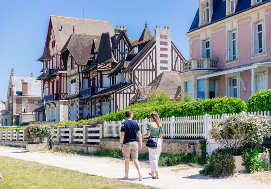 551612-Les_villas_du_bord_de_mer-Caen_la_mer_Tourisme___Les_Conteurs_(Droits_reserves_Office_de_Tourisme___des_Congres)-1200px