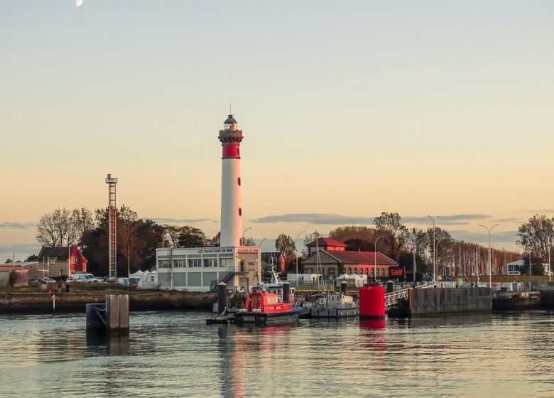 Phare et port de Ouistreham