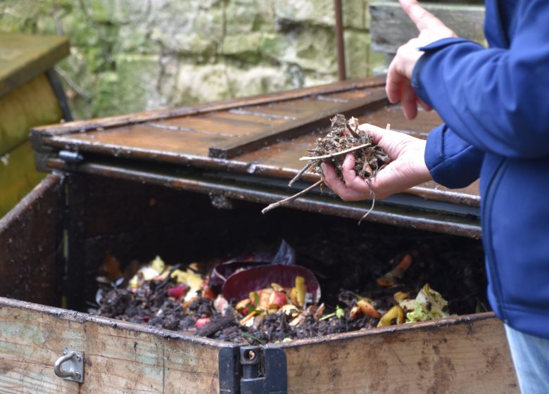 572416-Atelier_compostage_-_tri_des_dechets_alimentaires-Julie_URVOY___Ville_de_Caen