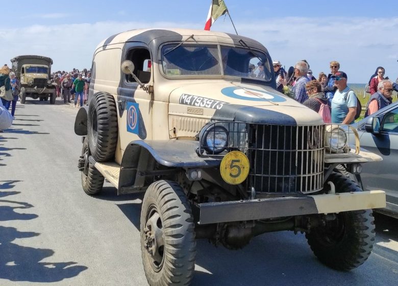 586632-Defile_de_voitures_-_Dday-Caen_la_mer_Tourisme___Alix_JONET
