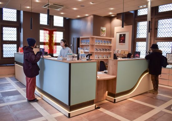 591431-Accueil_a_l_Office_de_Tourisme_de_Caen-Caen_la_mer_Tourisme___Alix_JONET-1200px