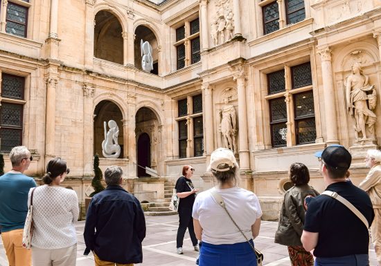 594714-Le_parcours_d_oeuvres_du_Millenaire_de_Can-Caen_la_mer_Tourisme___Alix_JONET-1200px