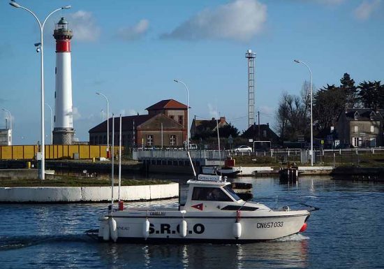 Bateau école devant les écluses de Ouistreham