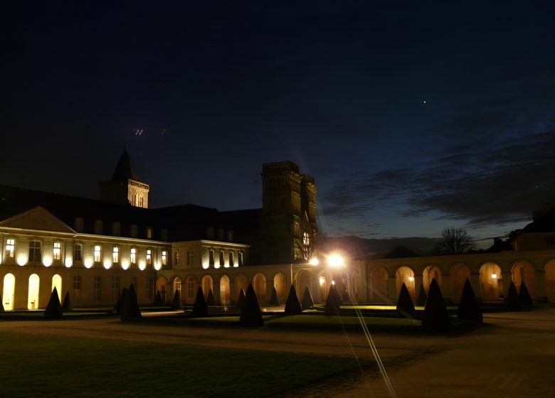 L'abbaye aux dames à Caen la nuit