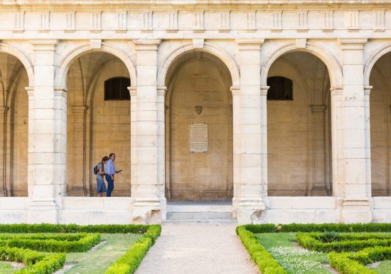 Caen__cloitre_de_l_abbaye_aux_Hommes-Caen_la_mer_Tourisme___Pauline___Mehdi_-_Photographie-46174-1200px