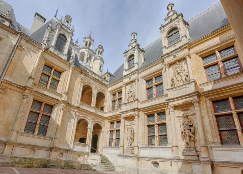 Caen–cour-interieure-de-l-Hotel-d-Escoville-Caen-la-mer-Tourisme—Pauline—Mehdi—Photographie