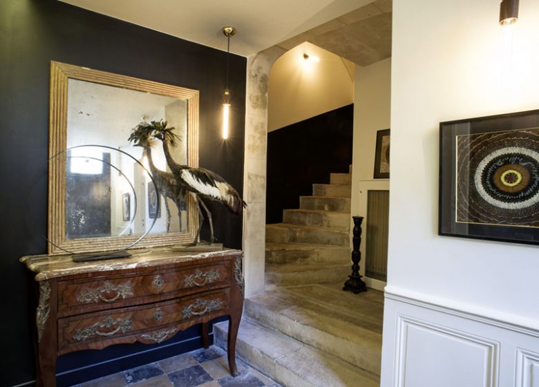Chez laurence du Tilly, appartements d'hotes Clevacances a Caen, hall d'entree avec miroir