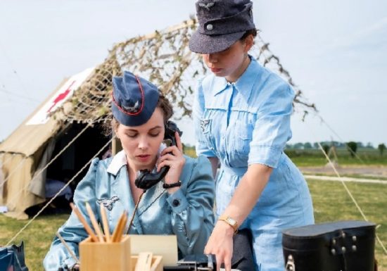 Filles-en-blouse-exter-au-bureau-devant-la-tente
