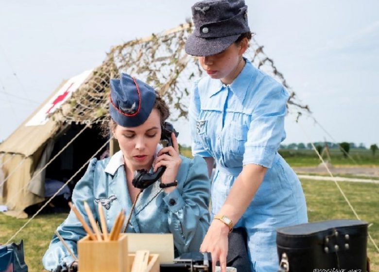 Filles-en-blouse-exter-au-bureau-devant-la-tente