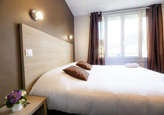 Hotel_du_chateau_caen chambre confort marron vue de la salle de bain+