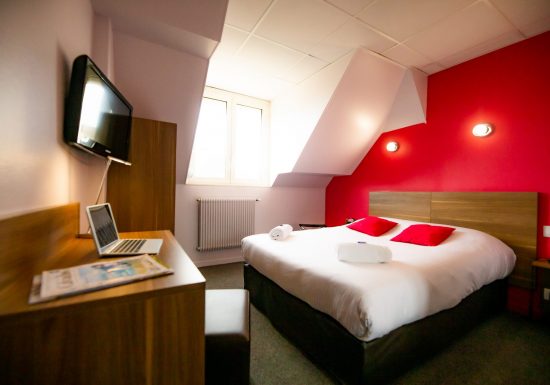 Hotel_du_chateau_caen chambre double rose avec vue d’ensemble+