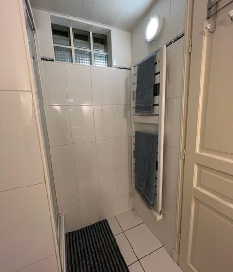 Salle de douche de la location saisonnière La Belle de Nacre à Ouistreham Riva Bella en Normandie