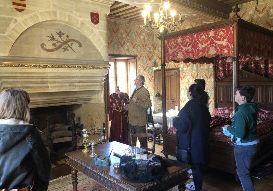 LA-CHAMBRE-VISITE-DU-CHATEAU-DE-FONTAINE-HENRY-AVEC-LE-PROPRIETAIRE-CREDIT-MATHILDE-LELANDAIS.JPG
