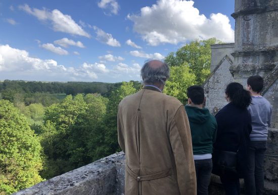 LA-VUE-DEPUIS-LES-TOITS-VISITE-DU-CHATEAU-DE-FONTAINE-HENRY-CREDIT-MATHILDE-LELANDAIS