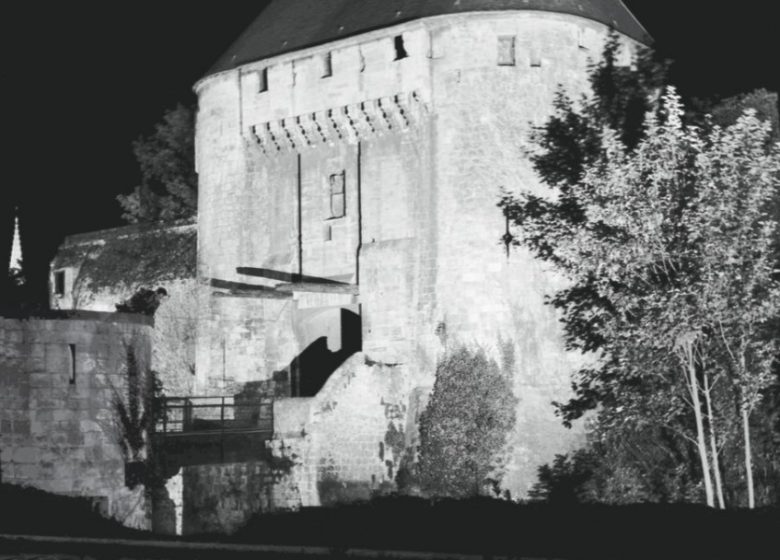 Marguerite Vacher (1921-2009), [La porte des Champs, la nuit], sans date, fonds Marguerite Vacher déposé à l’Ardi-Photographies, collection particulière