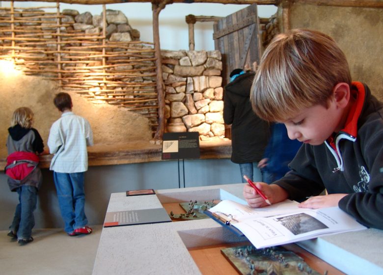 Enfant au musée de Vieux la Romaine près de Caen