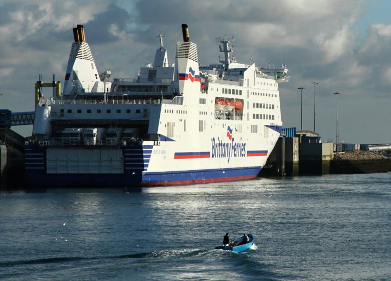 Ouistreham–ferry-a-quai-et-barque-Caen-la-mer-Tourisme-Gregory-WAIT