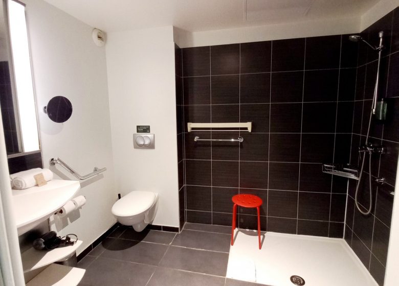 Salle de douche PMR