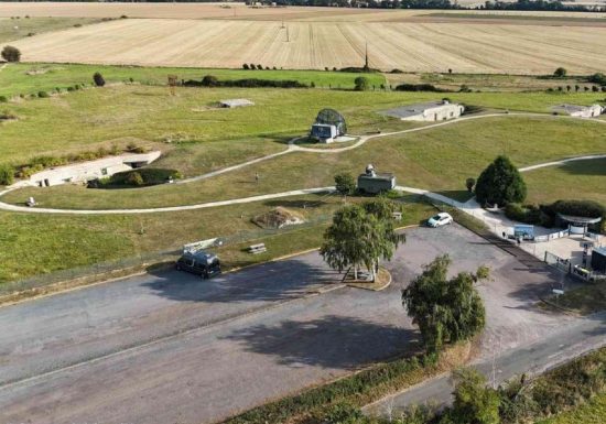 Station-Radar-vue-de-Drone-avec-la-mer