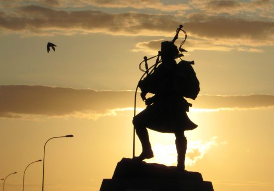 Statue-de-Bill-Millin–joueur-de-cornemuse-Ouistreham