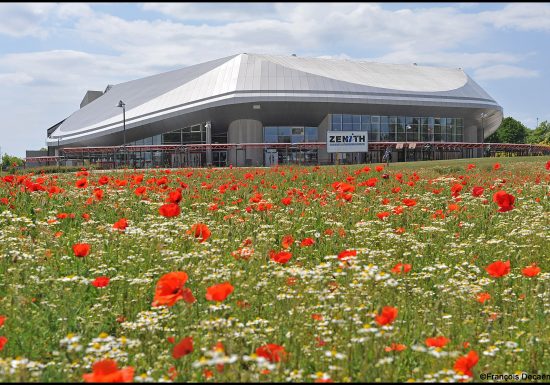 Zénith Caen – Exterieur coquelicots – ©Zénith de Caen_FDecaens-min